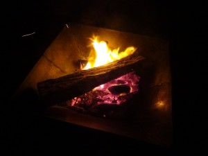 慶野松原キャンプ場で強風の中焚火1