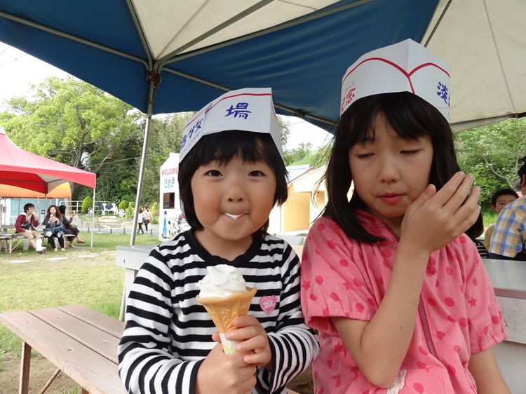 ソフトクリームは美味いな～子どもたちは大満足！淡路島牧場は慶野松原キャンプ場からスグ近くです。