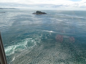 渦の道のガラス窓から鳴門海峡の絶景渦潮が見える01