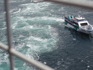 渦の道のガラス窓から鳴門海峡の絶景渦潮が見える03