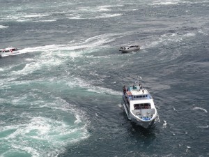 渦の道のガラス窓から鳴門海峡の絶景渦潮が見える04