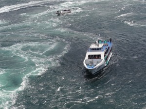 渦の道のガラス窓から鳴門海峡の絶景渦潮が見える05