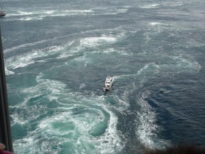 渦の道のガラス窓から鳴門海峡の絶景渦潮が見える06