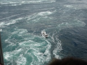 渦の道のガラス窓から鳴門海峡の絶景渦潮が見える07